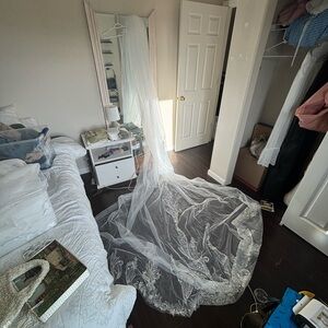 Elegant White Bridal Veil with Embroidered Details